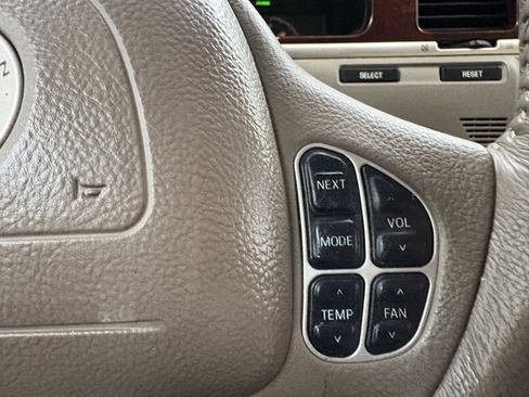 Used 2003 Lincoln Town Car Signature image 32