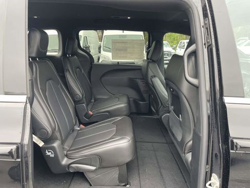 New 2026 Chrysler Pacifica Select image 17