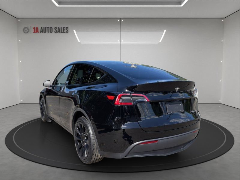 Used 2024 Tesla Model Y Long Range AWD/4WD image 3