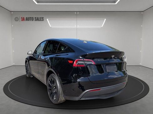Used 2024 Tesla Model Y Long Range AWD/4WD image 3