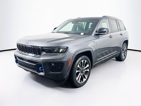 Used 2022 Jeep Grand Cherokee Overland w/ Luxury Tech Group IV image 3