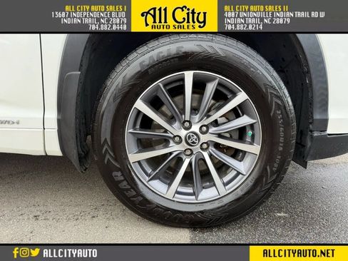 Used 2017 Toyota Highlander XLE w/ Carpet Mat Package image 32