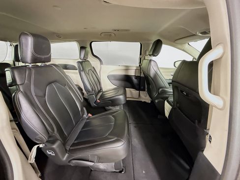 Used 2023 Chrysler Pacifica Touring-L FWD image 35