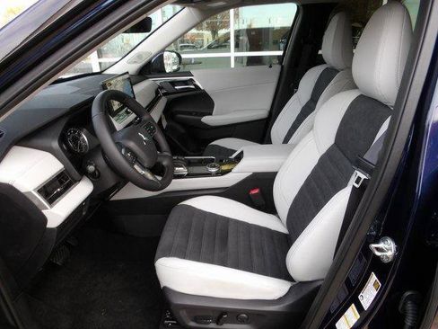 New 2025 Mitsubishi Outlander SE image 15