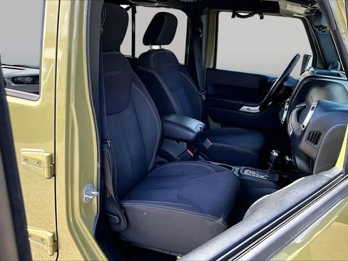 Used 2013 Jeep Wrangler Unlimited Rubicon w/ Connectivity Group AWD/4WD image 10