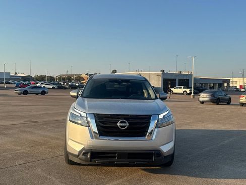 Certified 2025 Nissan Pathfinder SV FWD image 5