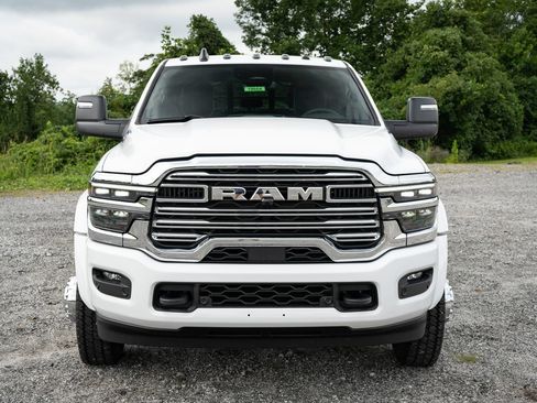 New 2026 RAM 4500 4x4 Crew Cab DRW w/ Laramie Trim Package image 8