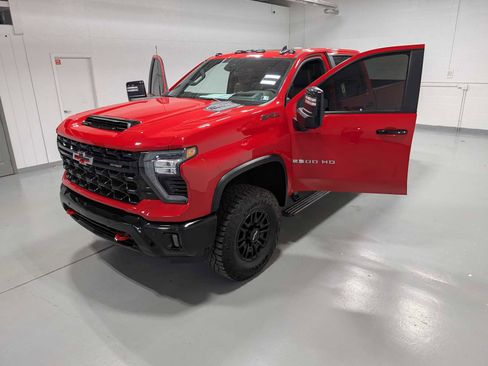 Used 2025 Chevrolet Silverado 2500 ZR2 w/ Technology Package image 18