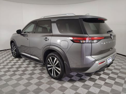 Used 2023 Nissan Pathfinder Platinum image 3