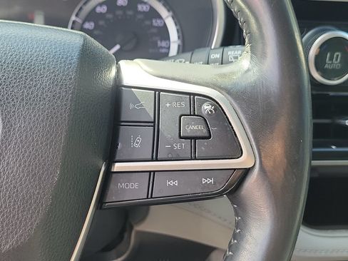 Used 2024 Toyota Highlander XLE AWD/4WD image 30