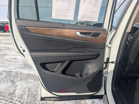 Used 2024 Volkswagen Atlas SE image 23