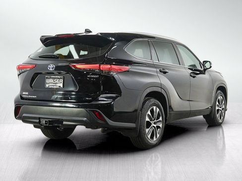 Used 2022 Toyota Highlander XLE AWD/4WD image 5