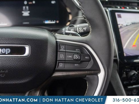 Used 2023 Jeep Grand Cherokee Limited w/ Black Appearance Package AWD/4WD image 16