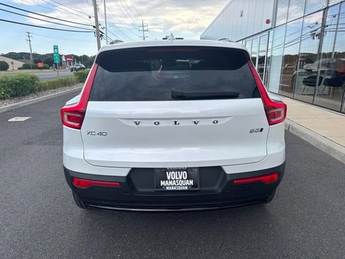 Used 2025 Volvo XC40 B5 Plus AWD/4WD image 4