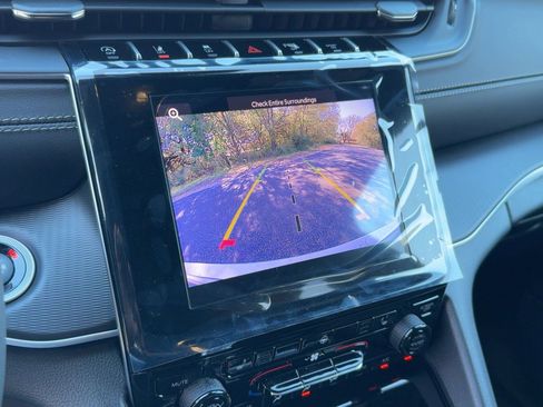 New 2025 Jeep Grand Cherokee Altitude image 22