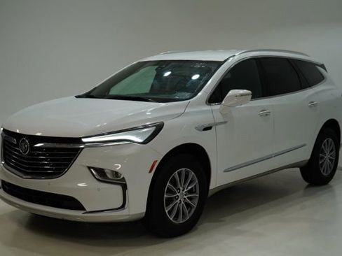 Used 2024 Buick Enclave Premium image 3