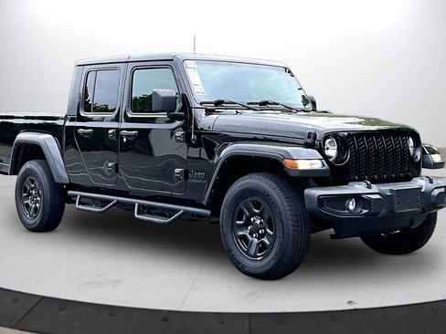 Certified 2022 Jeep Gladiator Sport AWD/4WD image 2