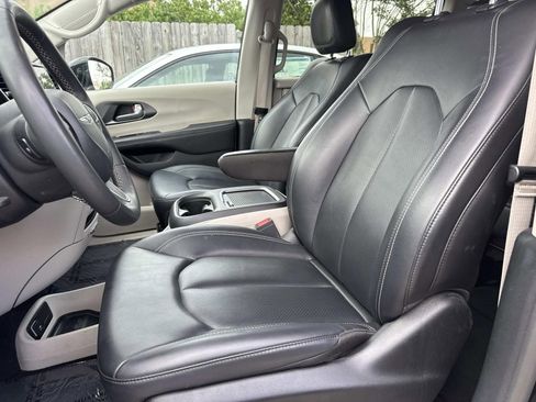Used 2024 Chrysler Pacifica Touring-L FWD image 16