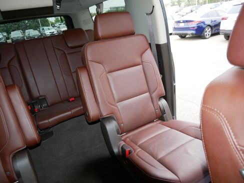 Used 2020 Chevrolet Suburban Premier AWD/4WD image 14