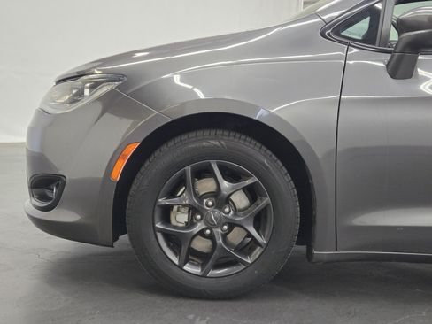 Used 2019 Chrysler Pacifica Touring Plus w/ S Appearance Package FWD image 6