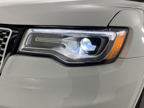 Used 2018 Jeep Grand Cherokee Overland w/ Jeep Active Safety Group AWD/4WD image 26