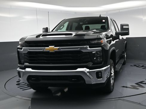 Used 2025 Chevrolet Silverado 2500 LT w/ Convenience Package AWD/4WD image 11