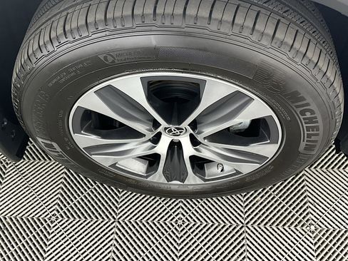 Certified 2024 Toyota Highlander XLE image 11