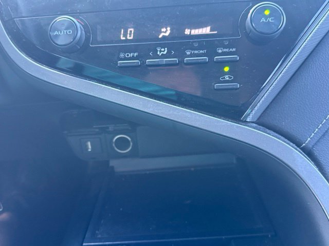 Used 2020 Toyota Camry SE w/ Blackout Package FWD image 24