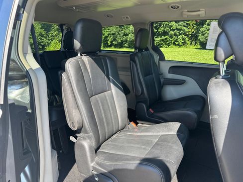 Used 2016 Chrysler Town & Country Touring-L w/ Driver Convenience Group FWD image 20