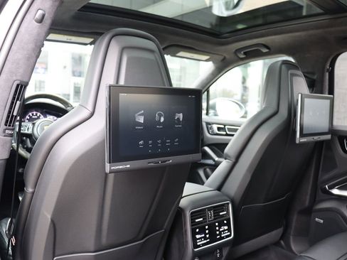 Used 2020 Porsche Cayenne Turbo image 43