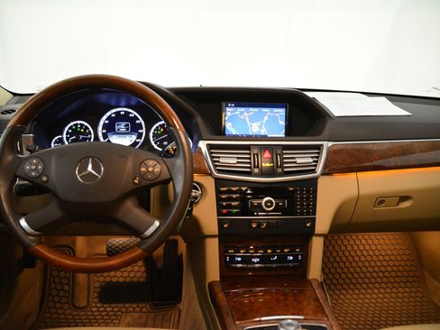 Used 2011 Mercedes-Benz E 350 4MATIC Sedan image 3