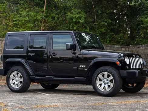 Used 2018 Jeep Wrangler Unlimited Sahara w/ Connectivity Group AWD/4WD image 3