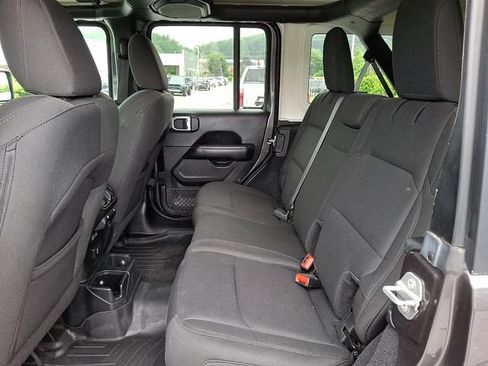 Used 2018 Jeep Wrangler Unlimited Sahara AWD/4WD image 10
