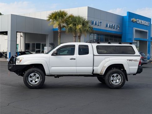 Used 2015 Toyota Tacoma 4x4 Access Cab V6 w/ TRD Off-Road Package image 2
