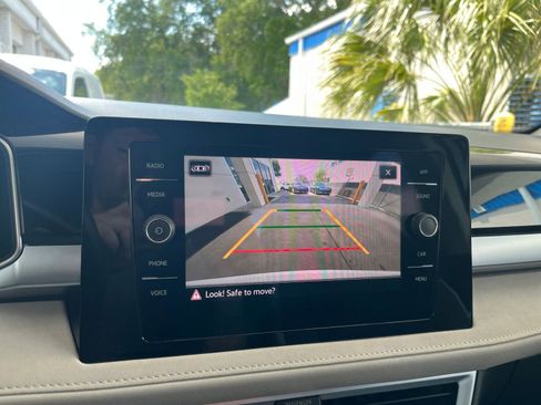 Used 2025 Volkswagen Taos SE image 24