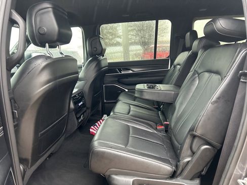 Used 2023 Jeep Wagoneer L Series II image 12