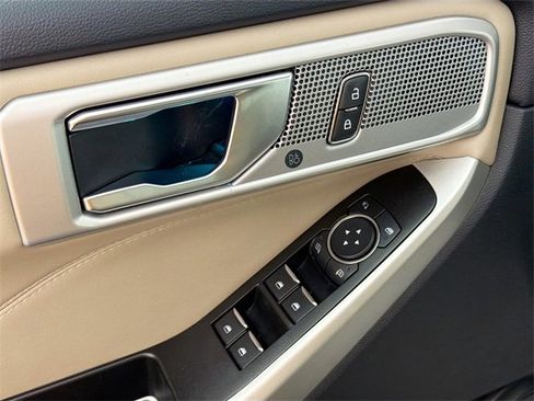 Used 2022 Ford Explorer Limited image 18