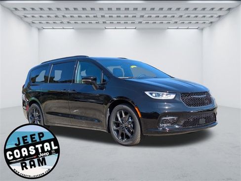 New 2026 Chrysler Pacifica Limited w/ S Appearance Package image 1