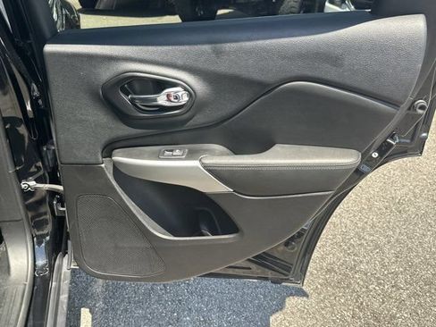 Used 2018 Jeep Cherokee Latitude Plus w/ Cold Weather Group FWD image 22