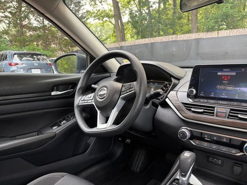 Used 2025 Nissan Altima 2.5 SV FWD image 34