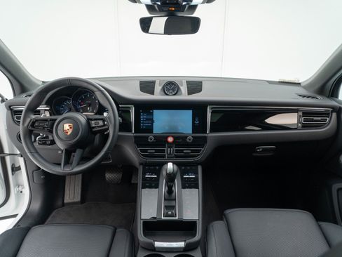 Certified 2026 Porsche Macan AWD/4WD image 27