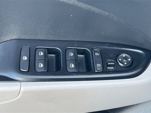 Used 2025 Hyundai Venue SEL image 15