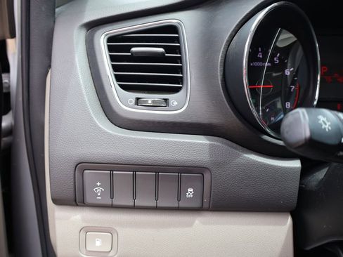Used 2016 Kia Sedona L FWD image 28