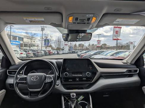 Used 2023 Toyota Highlander XLE image 23