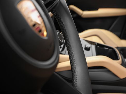 Certified 2025 Porsche Cayenne image 30