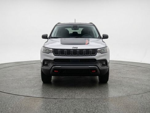 Used 2025 Jeep Compass Trailhawk AWD/4WD image 2