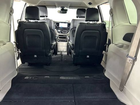 Used 2024 Chrysler Pacifica Touring-L FWD image 19