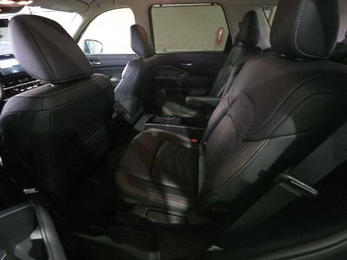 Used 2025 Nissan Pathfinder Platinum FWD image 3
