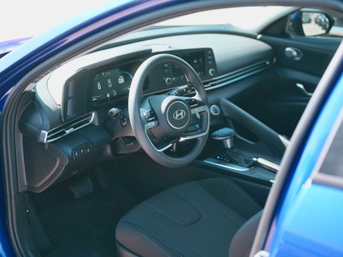 Used 2025 Hyundai Elantra SE image 7