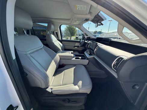 Used 2025 Ford Expedition Active AWD/4WD image 30